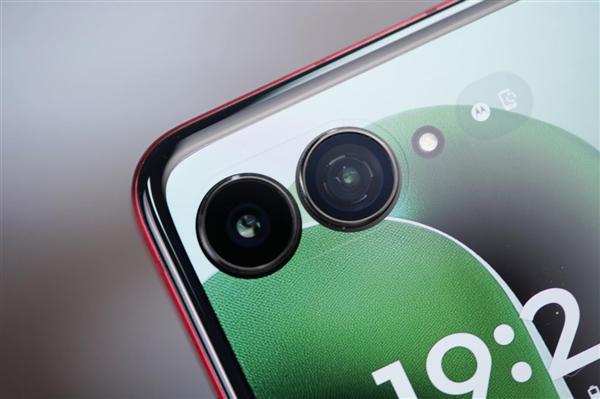 全球首款骁龙8至尊版小折叠！联想moto razr 60 Ultra图赏