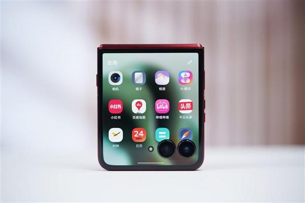 全球首款骁龙8至尊版小折叠！联想moto razr 60 Ultra图赏