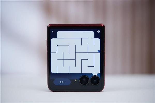 全球首款骁龙8至尊版小折叠！联想moto razr 60 Ultra图赏