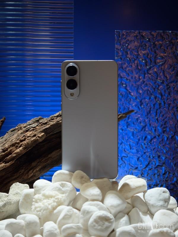 三星Galaxy S25 Edge：5.8mm机身 “手感为王”时代回归